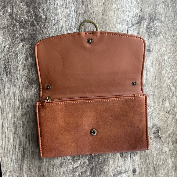 Universal Thread Crossbody - Picture 2 of 12